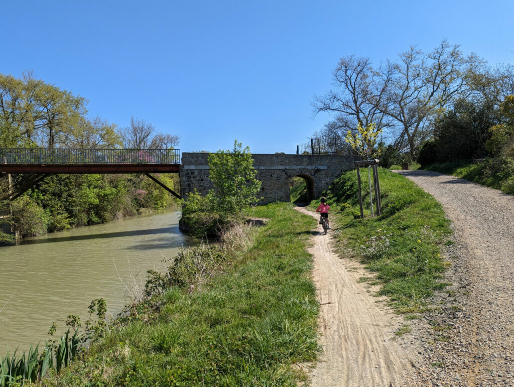 A vélo sur les berges du canal du Midi