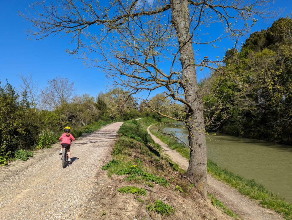 Voyage à vélo en famille sur les nouvelles voies de halage du canal du Midi