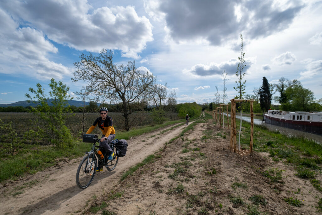 Chemins encore rustiques par endroit sur le canal du Midi