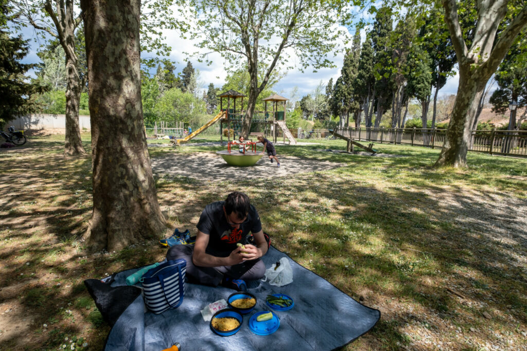 Pique-nique dans un parc de jeux des villages bordants le canal du Midi