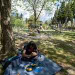 Pique-nique dans un parc de jeux des villages bordants le canal du Midi