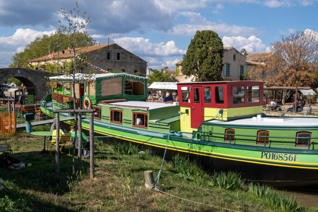 Péniche au hameau historique du Somail