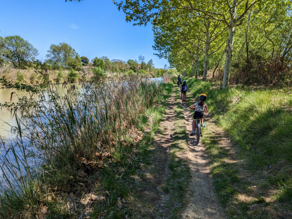 Chemins encore rustiques par endroit sur le canal du Midi